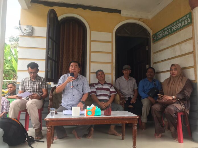 IST/BERITASAMPIT - Pengurus koperasi Cempaga Perkasa saat jumpa pers di kantor perwakilannya di Sampit.