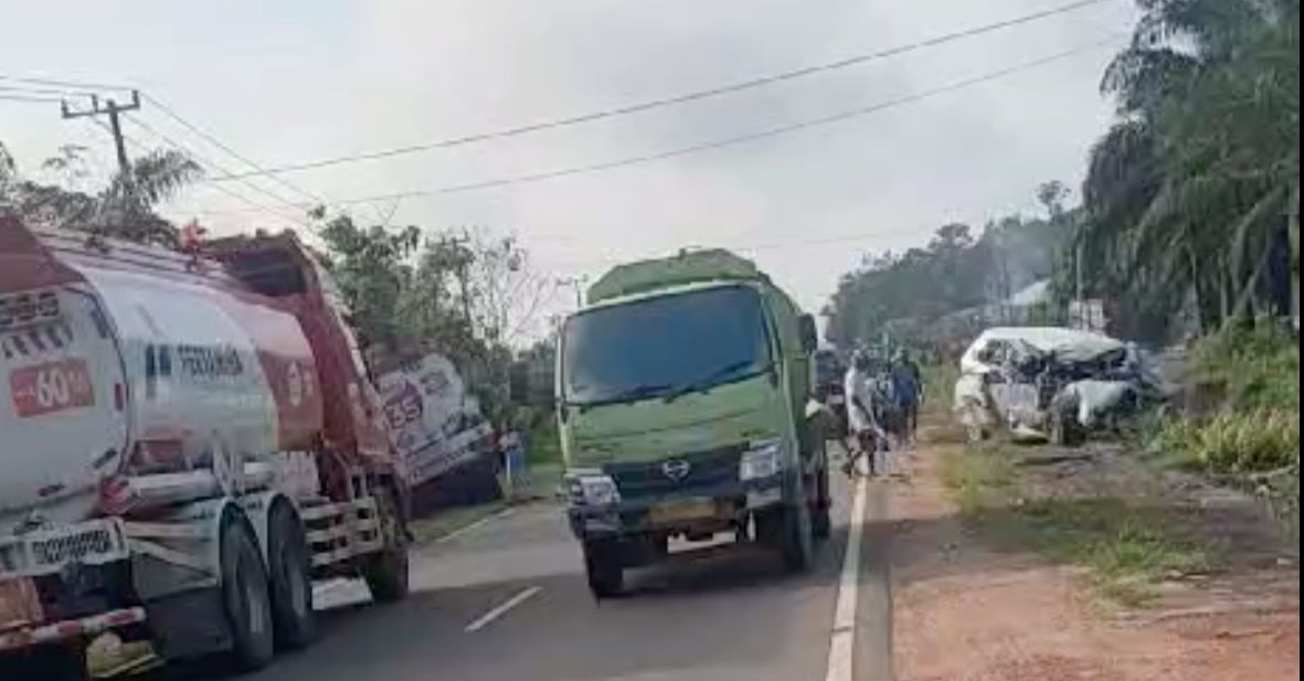 Satu Orang Tewas Dalam Kecelakaan Truk Tangki Pertamina Dengan Minibus ...