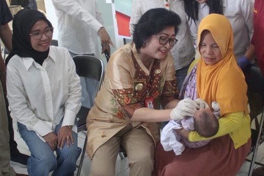 Pj Bupati Lamandau Serahkan Bantuan Makanan untuk Balita Stunting