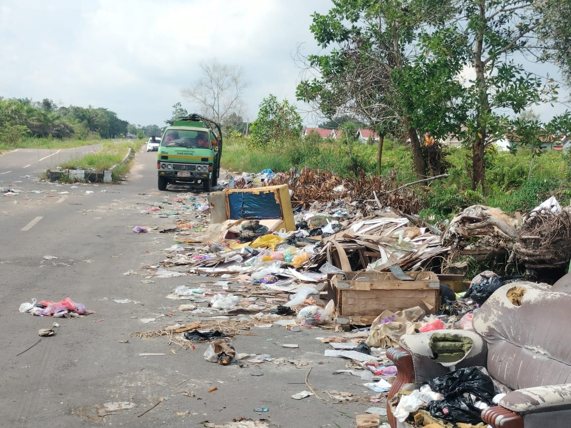 Warga Terganggu Aroma Bau Sampah yang Menumpuk di Jalan Jaksa Agung