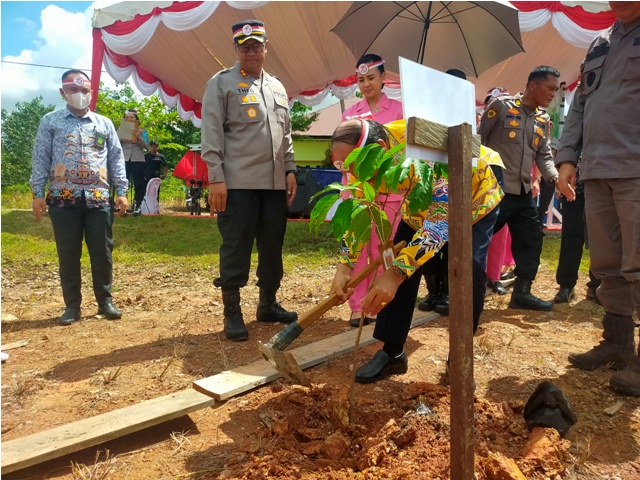 Peringati HUT Bhayangkara, Polres Gunung Mas Lakukan Penanaman Pohon Bersama Masyarakat