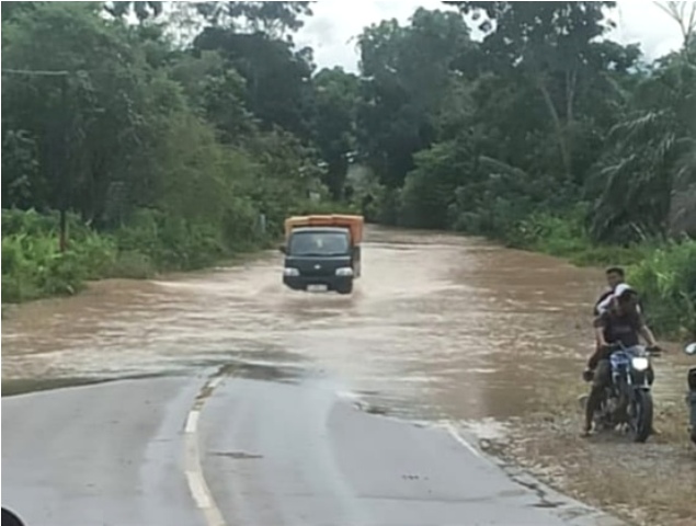 Intensitas Hujan Tinggi, Jalan Lintas Provinsi di Lamandau Tergenang Air Sepanjang Satu Kilometer