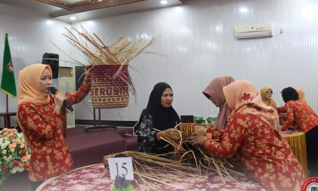 Dharma Wanita Persatuan Kabupaten Seruyan Adakan Pelatihan Ekonomi Kreatif Anyaman Purun