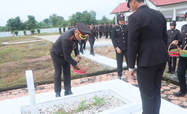 Peringati HUT Bhayangkara ke-78, Polres Lamandau Gelar Ziarah dan Tabur Bunga