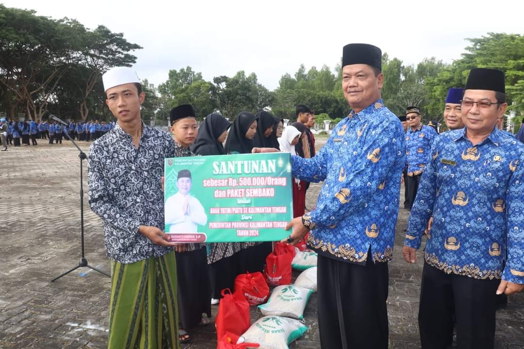 Pj Bupati Seruyan Serahkan Santunan kepada Anak Yatim Rayakan 10 Muharram