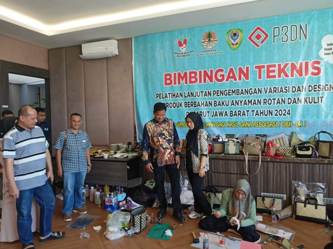 Pj Bupati Seruyan Tinjau Bimtek Pelatihan Pengembangan Variasi dan Desain Produk Berbahan Baku Anyaman Rotan dan Kulit