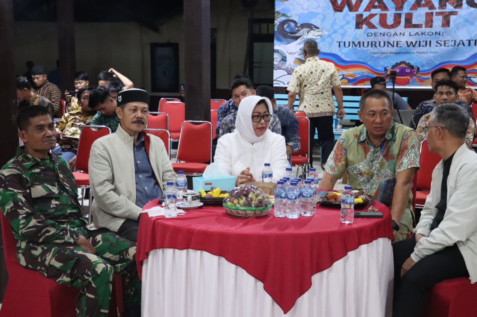 Kapolres dan Forkopimda Lamandau Nobar Wayang Kulit Dalam Rangka HUT Bhayangkara ke-78