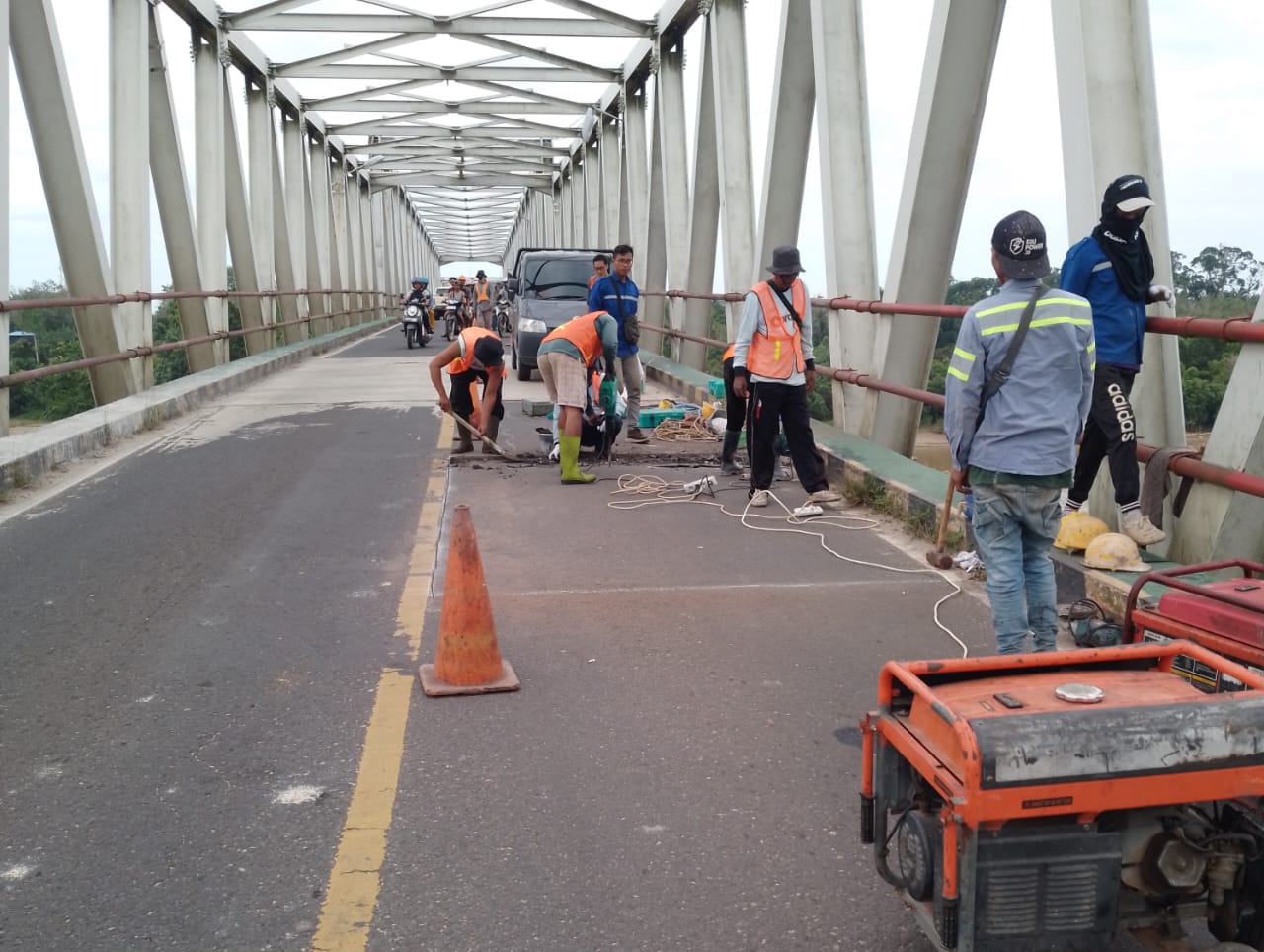 Lantai pada Jembatan Sei Katingan Diperbaiki, Masyarakat Diimbau Berhati-hati