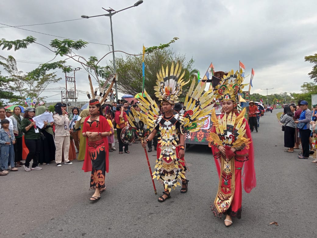 Pj Bupati Katingan Lepas Peserta Pawai Lomba Budaya di Kota Kasongan