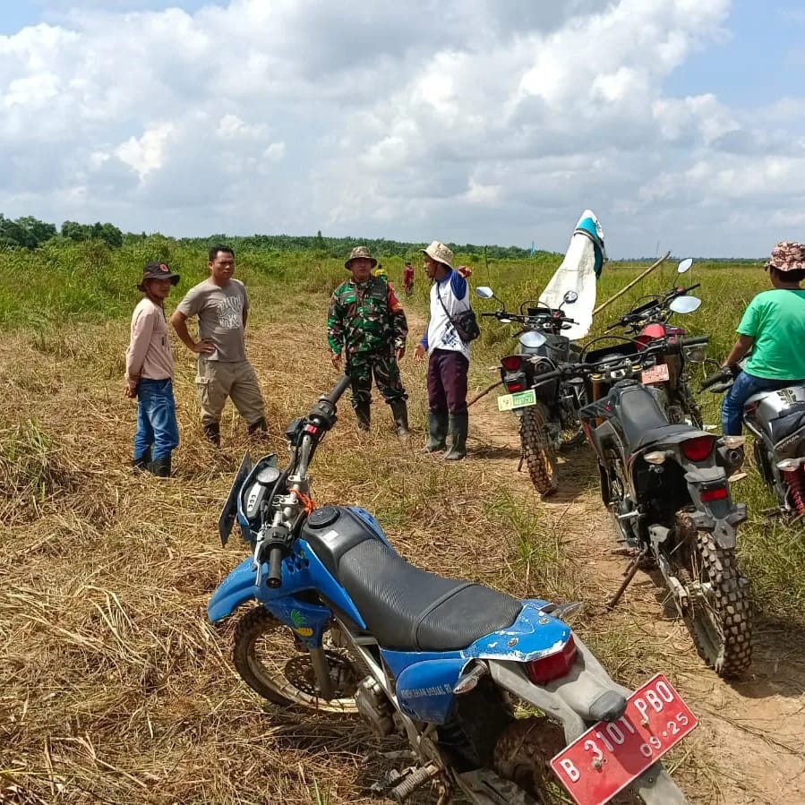 Babinsa Kodim 1017/Lmd dan MPA Patroli Karhutla di Desa Batu Kotam