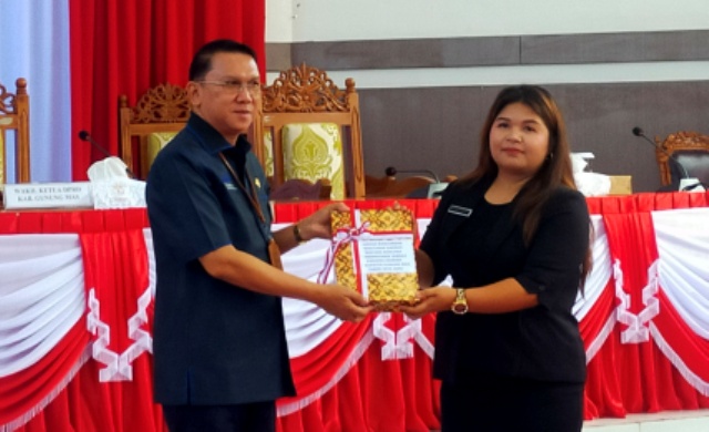 Rapat Paripurna DPRD Gunung Mas: Pemkab Serahkan Raperda RPJPD 2025-2045