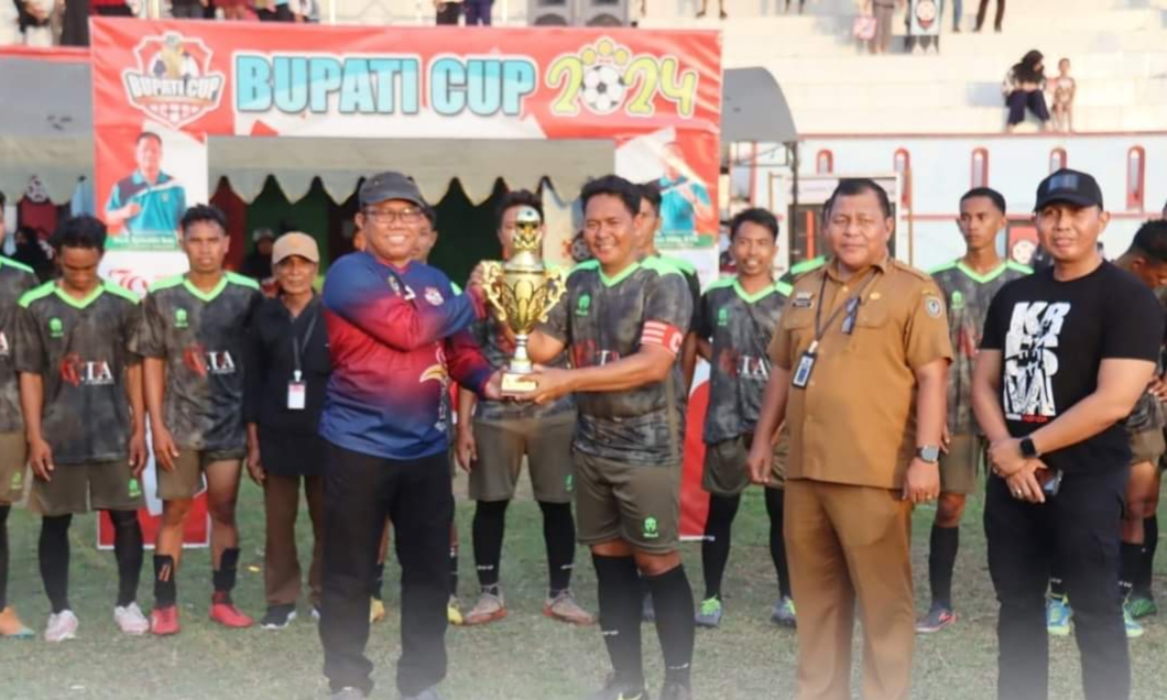 Asisten I Setda Seruyan Serahkan Piala Turnamen Bupati Cup 2024