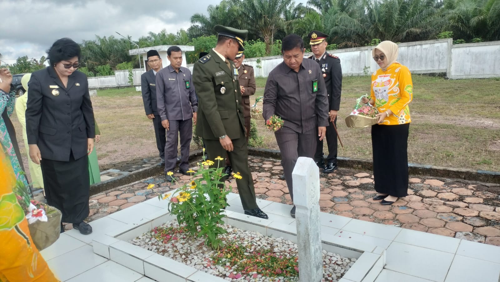 Sambut Hari Jadi ke-22, Kasdim 1017/Lmd Bersama Forkopimda Ziarah ke Taman Makam Pahlawan