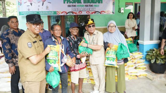 Gubernur Kalteng Tinjau Pasar Murah dan Ketahanan Pangan di Desa Riam Durian Gubernur Kalteng Tinjau Pasar Murah dan Ketahanan Pangan di Desa Riam Durian